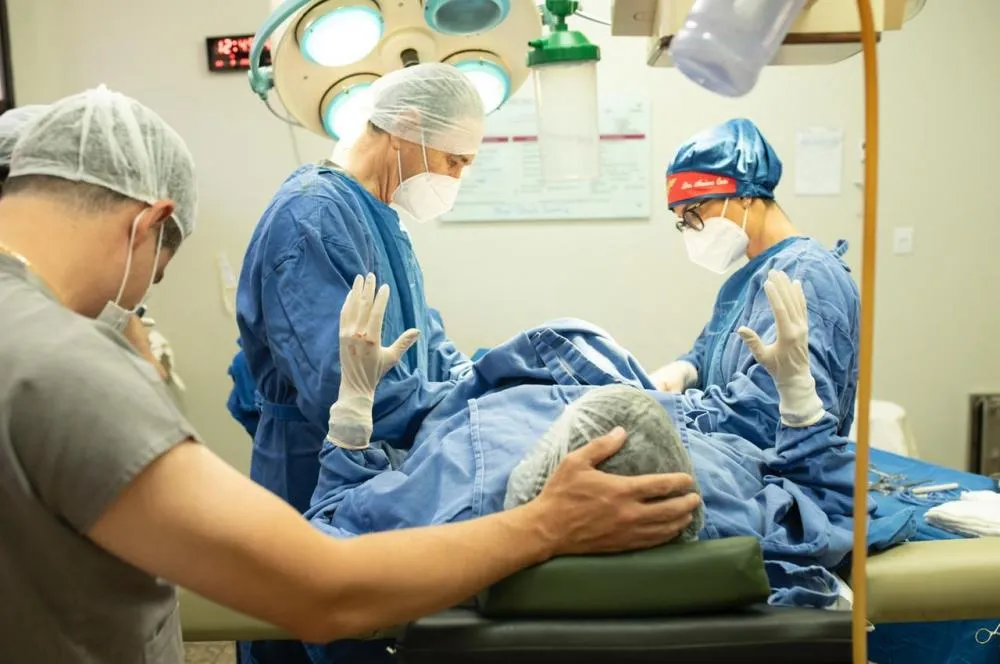 Mother Assisted Cesarean: mãe retira o bebê do próprio útero
