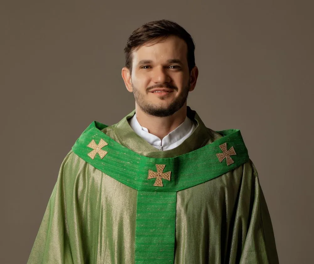 Com boas risadas e mensagens de fé, Padre Patrick traz especial “fora da caixinha” para Goiânia