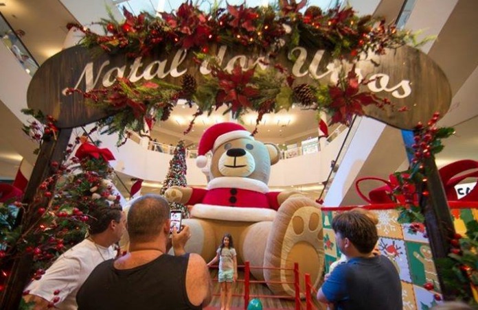 Magia e encantamento marcam a chegada do Papai Noel no Aparecida Shopping