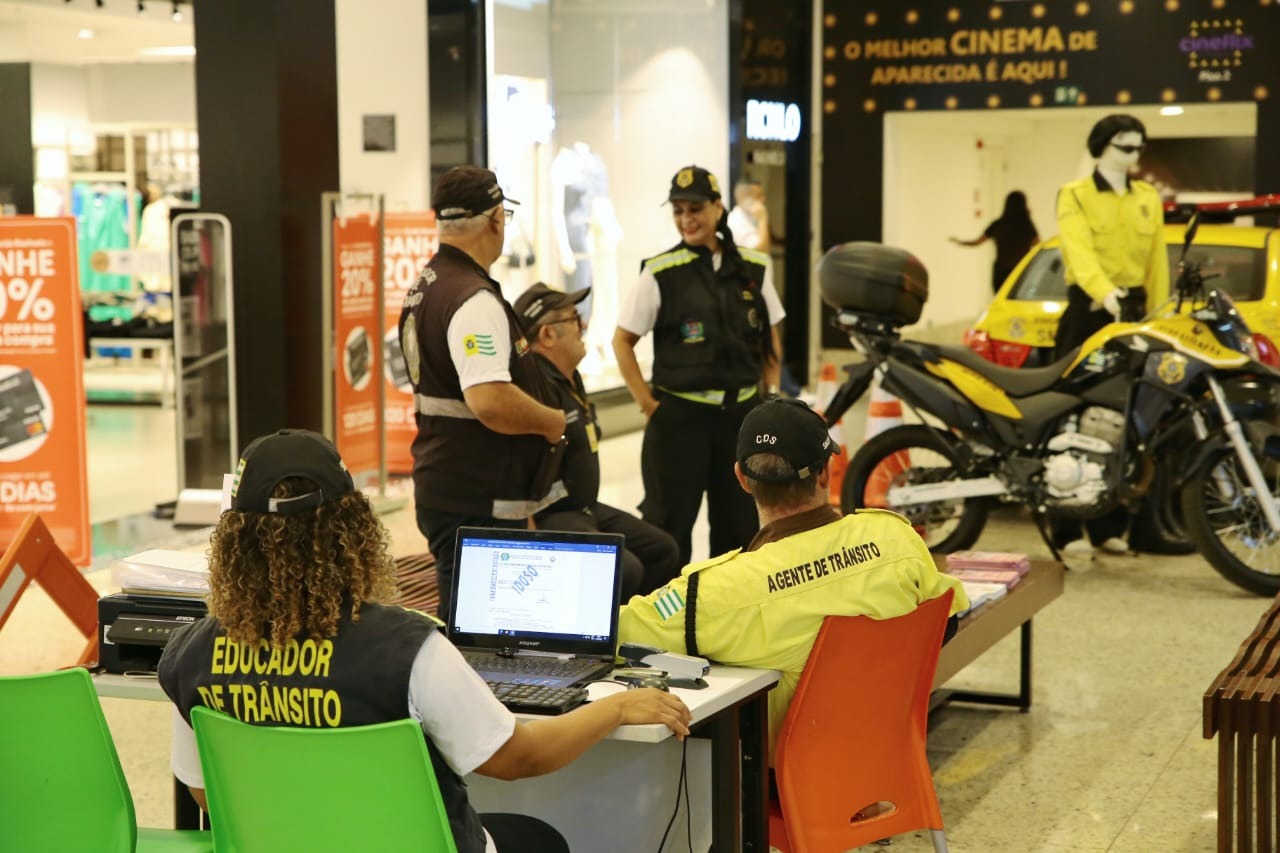 Shopping em Aparecida de Goiânia recebe ação educativa de trânsito com emissão gratuita de cartões para idosos, PCDs e autistas 