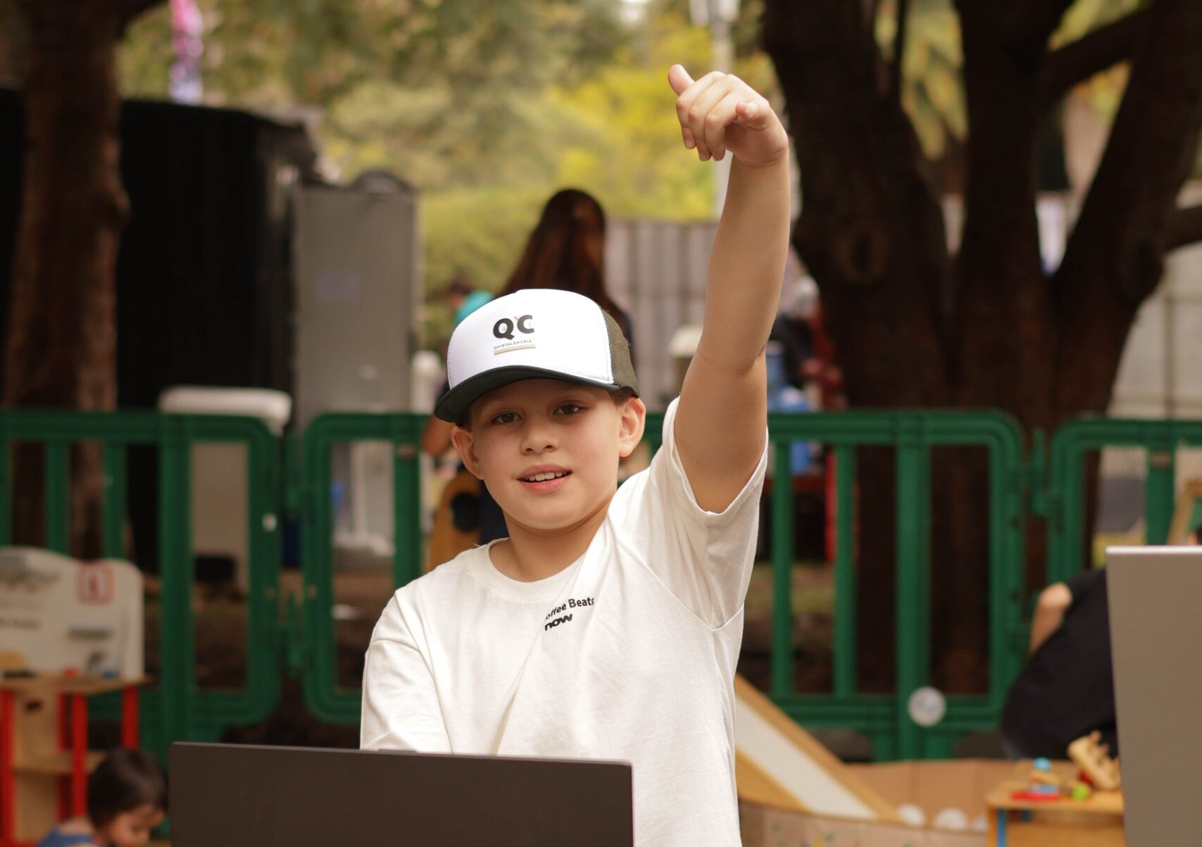 Dos sonhos de infância aos grandes palcos: DJ Theo desponta como promessa da nova geração da música
