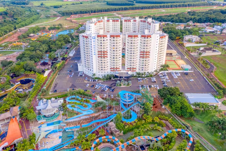 (Diário do Turista) Férias e crescimento do turismo nacional impulsionam investimentos em hotelaria em destinos brasileiros