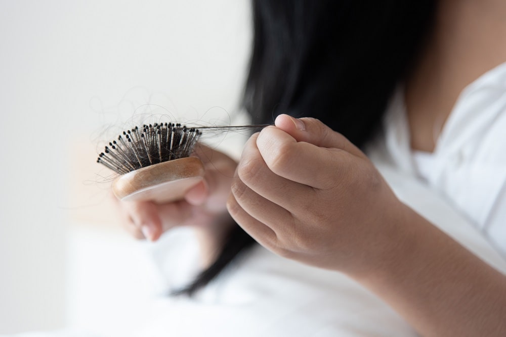 Do pós-parto às canetas emagrecedoras: por que grandes mudanças no corpo podem refletir no cabelo?
