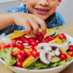 OMS recomenda alimentação e exercícios em vez de canetas emagrecedoras para crianças com obesidade 